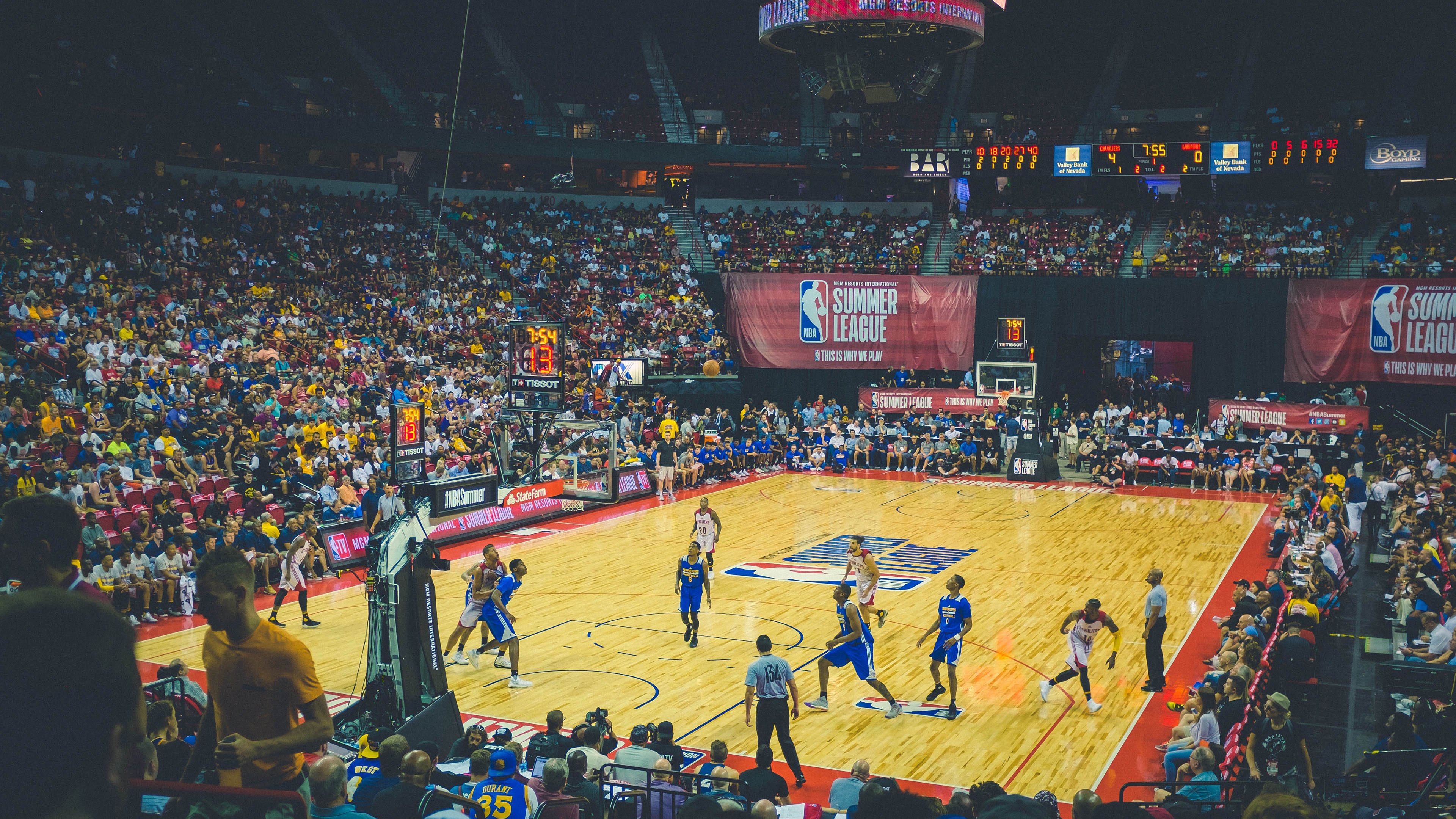 决赛门票一售而空,城市陷入狂欢氛围,决赛流程